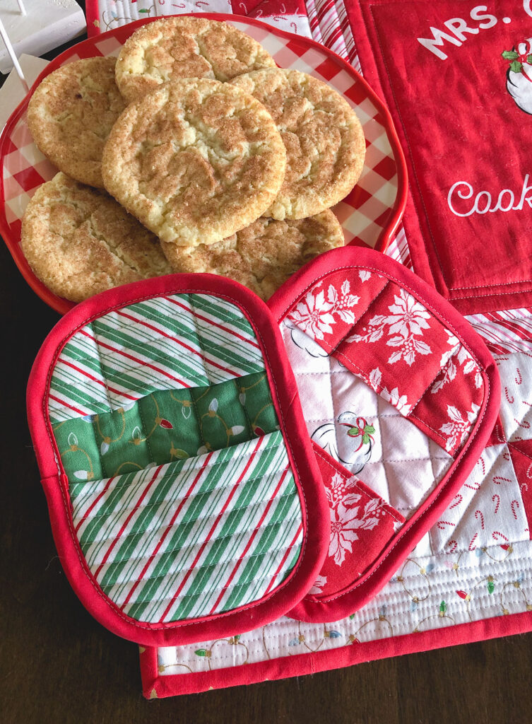 How to Sew a Hot Pad with Pockets by top US sewing blog Ameroonie Designs. Image of: hot pads with cookies.